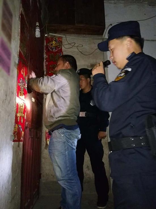 怀化粗心妈妈误将幼女锁家中 民警全城寻开锁师傅开门